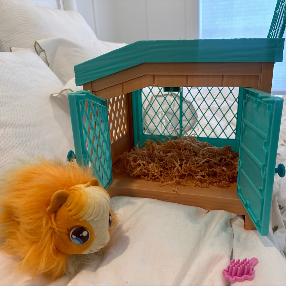 Little Live Pets - Mama Surprise Guinea pig with 3 babies